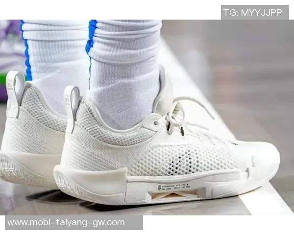 库里穿安踏克莱11代圣诞配色致敬兄弟情深水花重聚