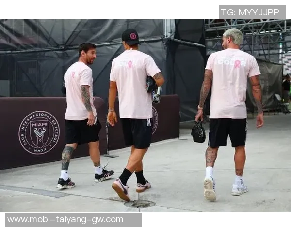 梅西与苏亚雷斯德保罗共聚训练场备战新赛季展现团结精神 梅西与苏亚雷斯德保罗共聚训练场备战新赛季展现团结精神